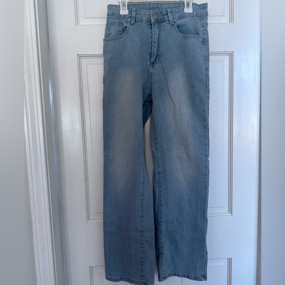 Lightweight wide leg stretchy jeans. Very versatile!